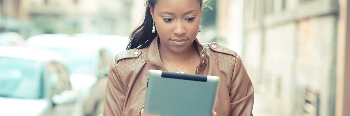 Een vrouw houdt een tablet in haar handen