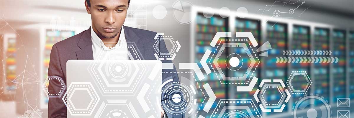 Een mannlijke techneut werkt in een datacenter