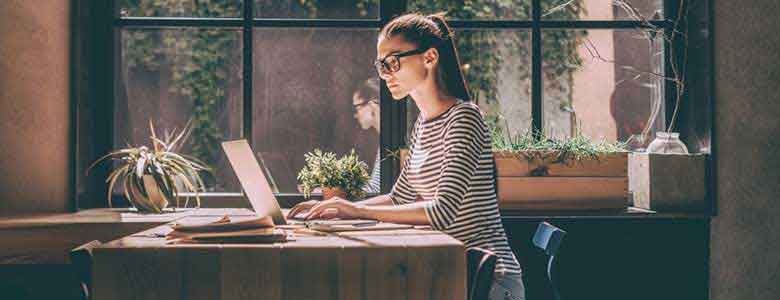 Webinar Azure Well-Architected Framework Een vrouw werkt op haar laptop met Azure Well-Architected Framework