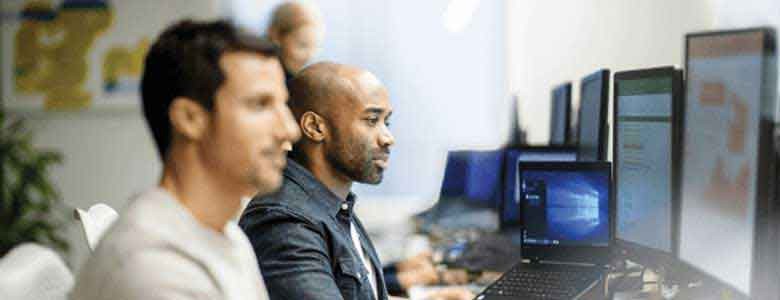 Twee collega's bekijken het WAF cloudinfrastructuur webinar