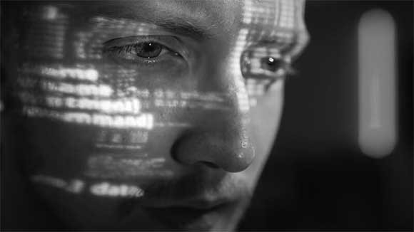 Man leest het Insight cybersecurity 2021 rapport