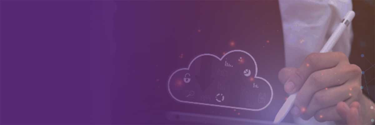 Een man doet het Insight Cloud Maturity Assessment op zijn tablet