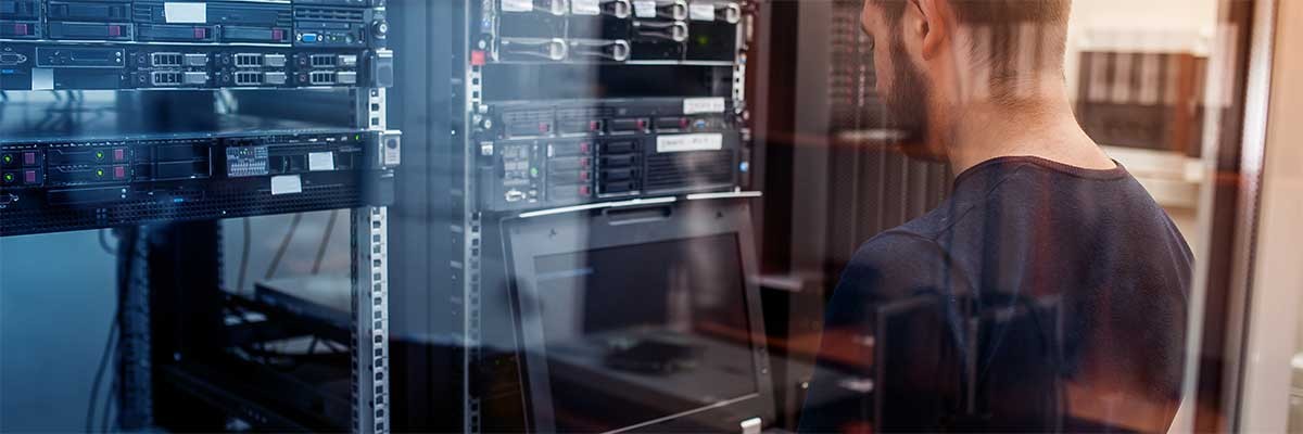 Een engineer in een datacenter werkt met Windows Server 2012 en SQL Server 2012