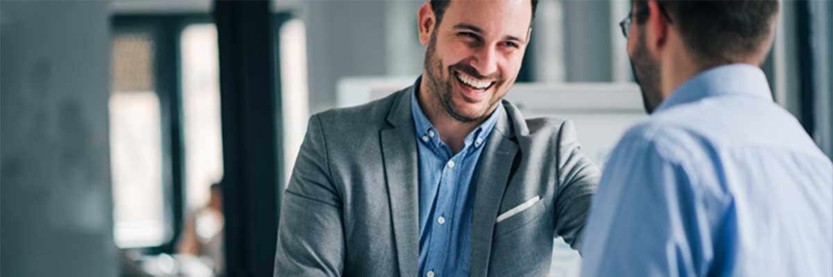 Twee jonge collega's schudden de hand