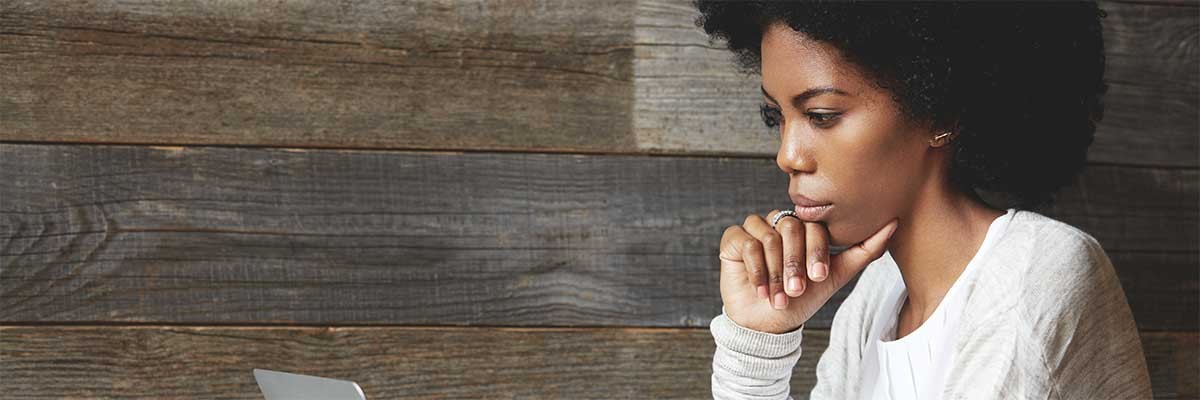 Microsoft update voor service providers Een zakenvrouw leest de Microsoft update