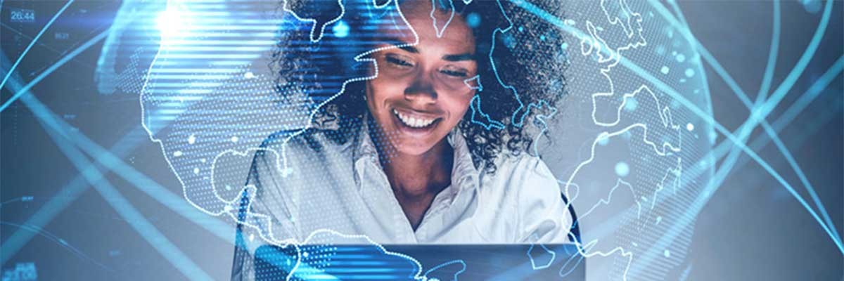 Jonge vrouw werkt op haar laptop