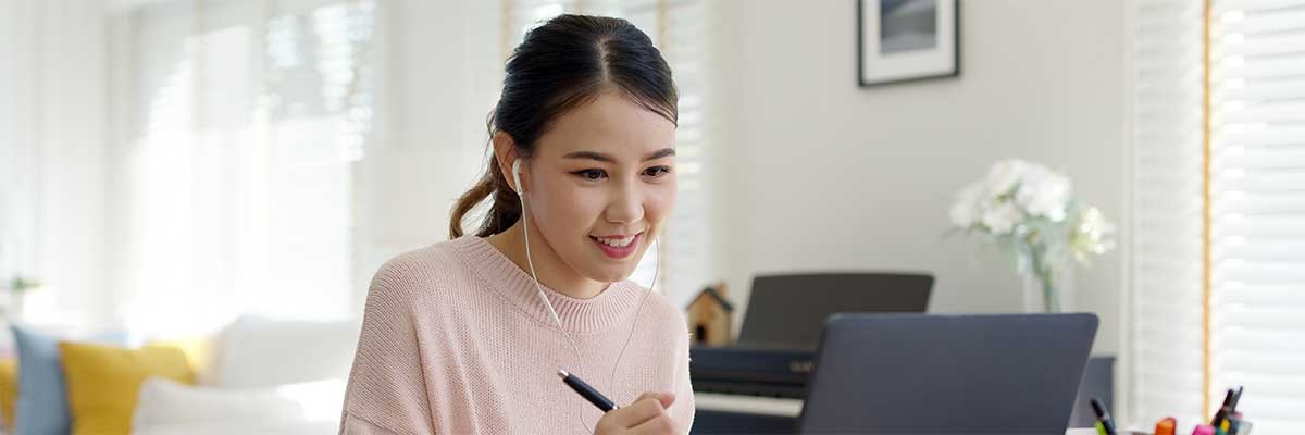 Een jonge vrouw leest over Adoption & Change Management