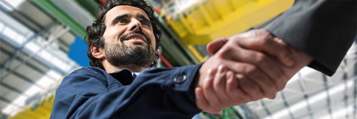 Een man geeft een hand