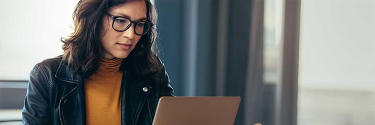 Een vrlouw beoordeeld digitale projecten