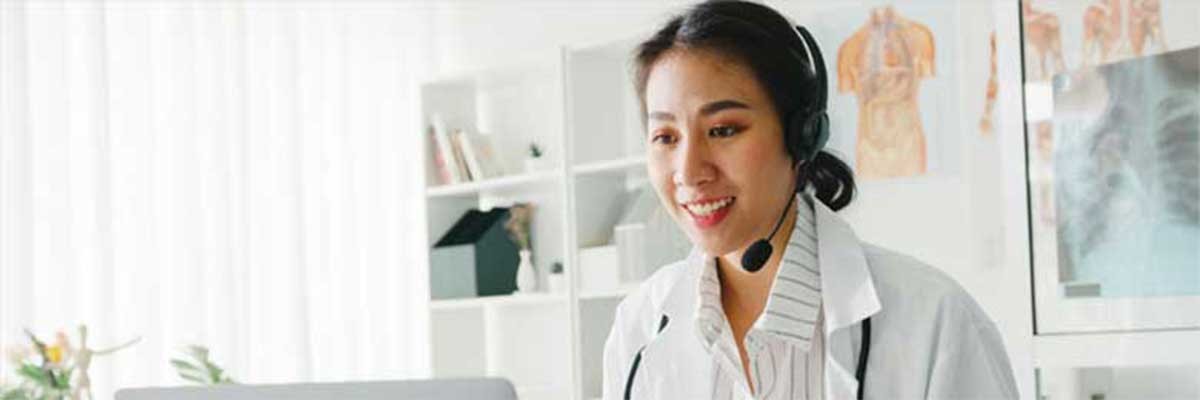 Een vrouwlijke arts biedt telezorgdiensten  aan een patient