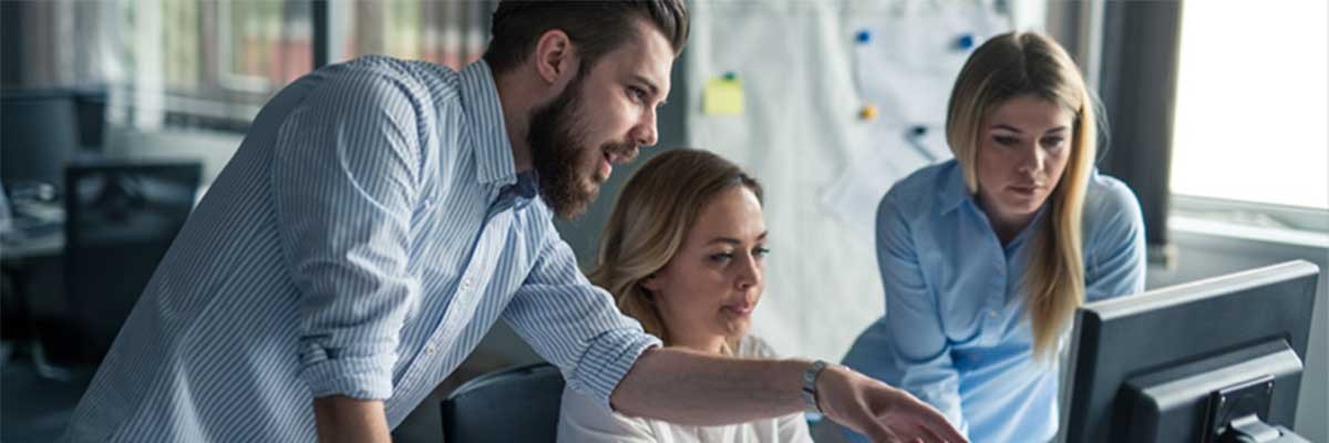 Drie collega's praten over Zero Trust-beveiliging