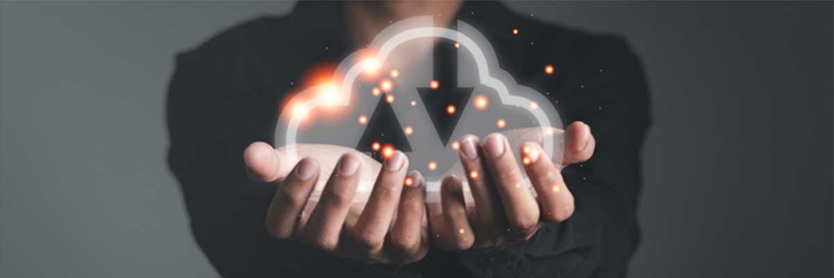 Een man met cloudafbeelding in zijn handen