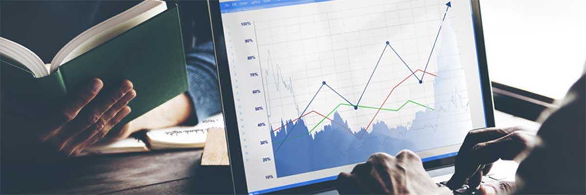 Een techneut gebruikt VMware vROps op zijn laptop