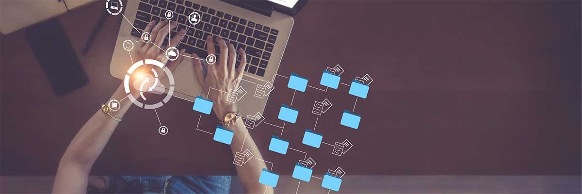 Een vrouw werkt op  een laptop met Veeam Backup voor Microsoft 365