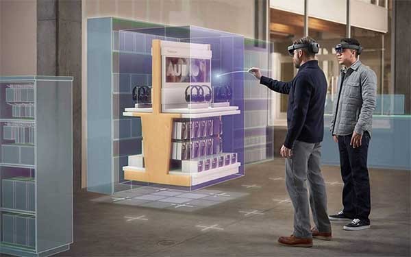 Een man gebruikt de Hololens 2