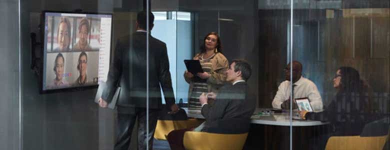 Collega's vergaderen met remote team mates