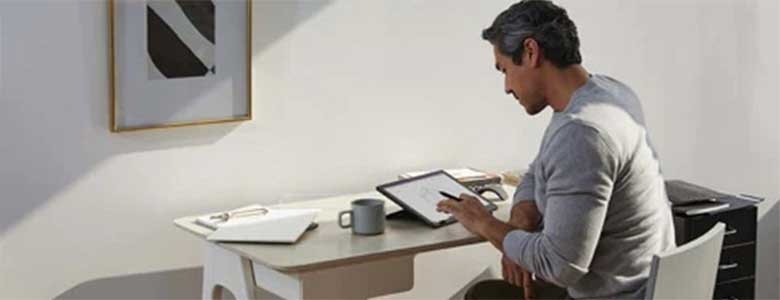 Een man werkt op een Surface Pro 7+