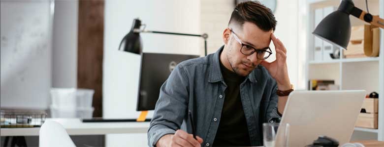 Een jonge man verdiept zich in verandermanagement