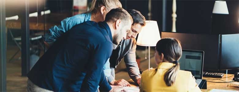 Collega's bestuderen Persona Research and Development-service 