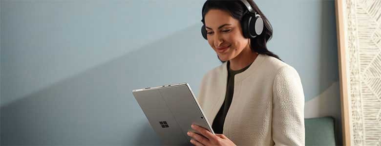 Surface Modern Workshop Een vrouw werkt op een Microsoft Surface Pro8