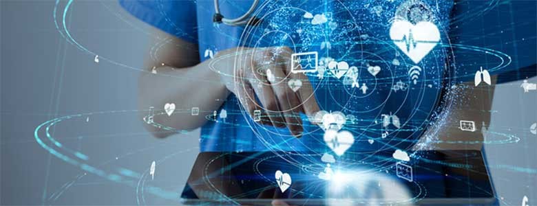 Een arts werkt met Mixed Reality voor patiëntenzorg