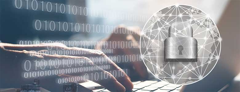 Een man verwijdert een Ransomware-infectie op zijn laptop