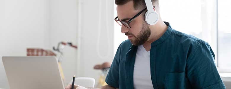 Een man volgt het Microsoft Licensing Update webinar