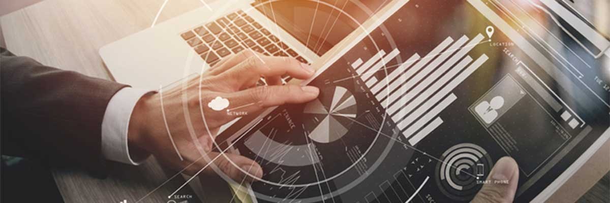 Een man bekijkt statistieken op zijn tablet