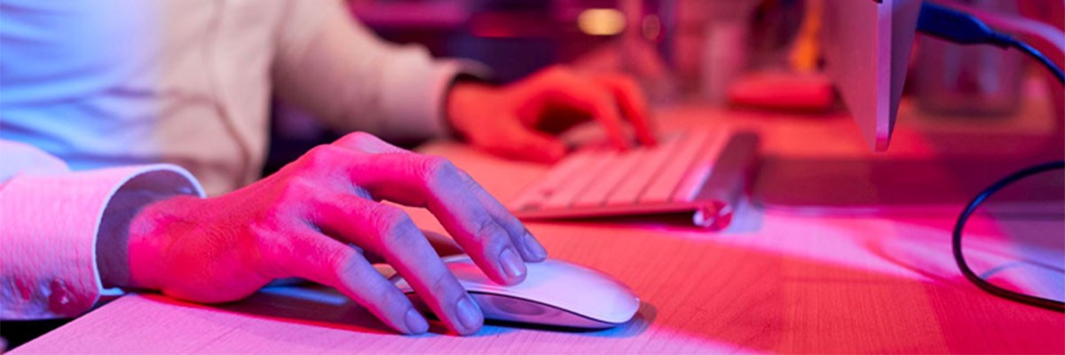 FinOps en IT asset management Een man leest op zijn laptop over FinOps en IT asset management