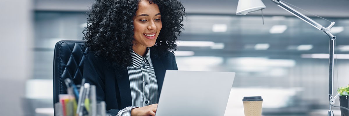 Een vrouw werkt met Acrobat PDF via Microsoft Edge