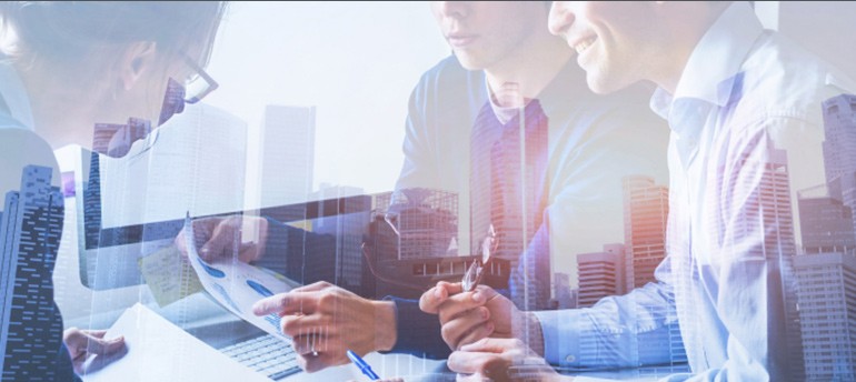 Microsoft 2023 Valuta-aanpassing Tekening van een laptop en cloudapplicaties