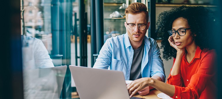 Tekening van een laptop en cloudapplicaties