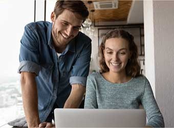 Een vrouw en man achter een laptop