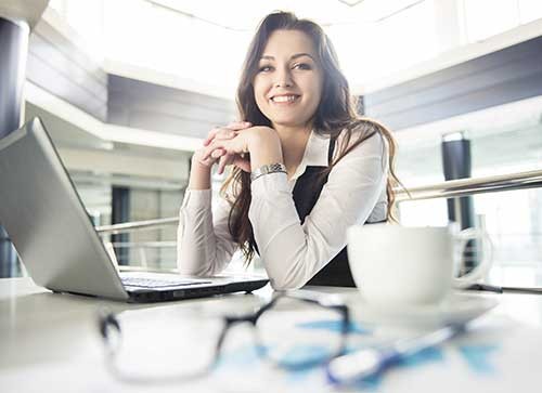 Forrester Adobe CX onderzoek Een jonge vouw in overheidsdienst leest het Forrester CX onderzoek