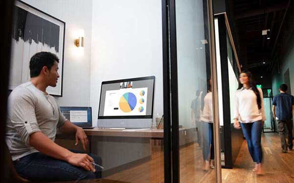 Een man kijkt naar een dashboard op zijn computer