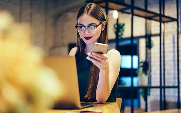 Een jonge vrouw maakt gebruik van Cisco Software-Defined Access