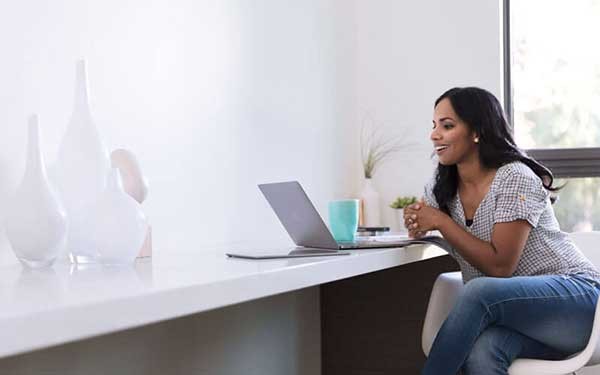 Een vrouw werkt vanuit huis op haar laptop