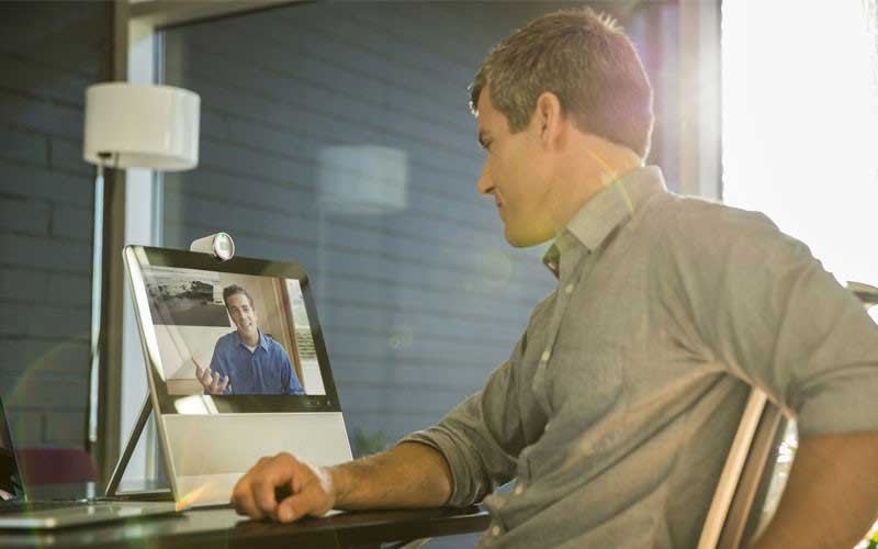 Een man gebruikt zijn webcam