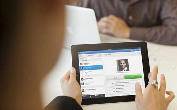 Een vrouw gebruikt sandboxing op haar tablet
