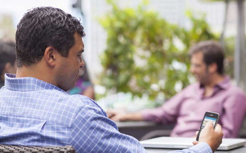 Een man controleert zijn E-mailbeveiliging 