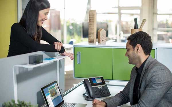 Een man en vrouw praten over malwarebescherming