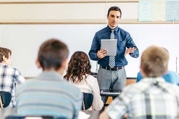 Een docent gebruikt Cisco Meraki Wi-Fi