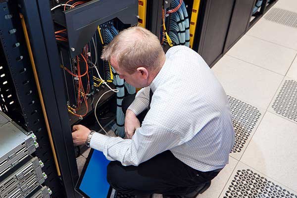 Techneut installeert Cisco Meraki in een serverruimte