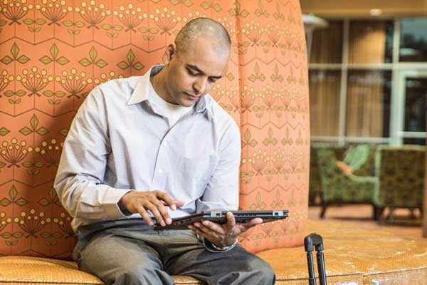 Een man installeert Cisco AnyConnect Secure Mobility Client op zijn laptop