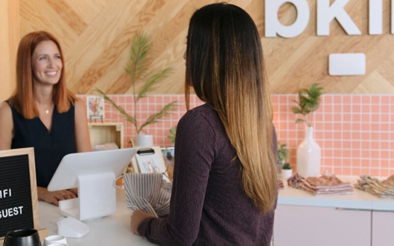 Meraki access points scannen uw netwerk op veiligheidsbedreigingen Twee vrouwen hebben internet via een Meraki access point