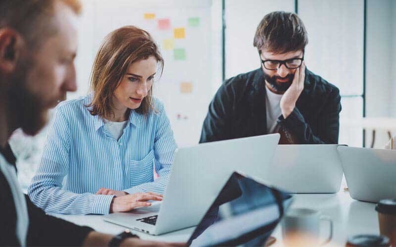 Een man denkt na tijdens een vergadering