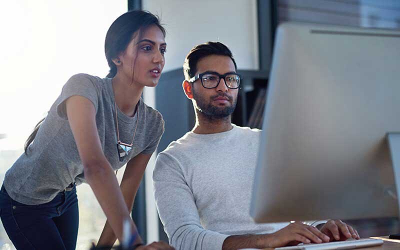 Twee jonge systeembeheerders maken Firewall-objectgroepen