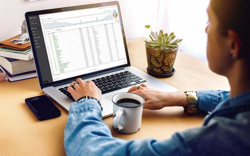 Een vrouw configureert Meraki-toegang