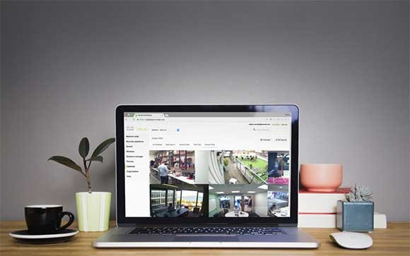 Beelden van Meraki-beveiligingscamera's op een laptop