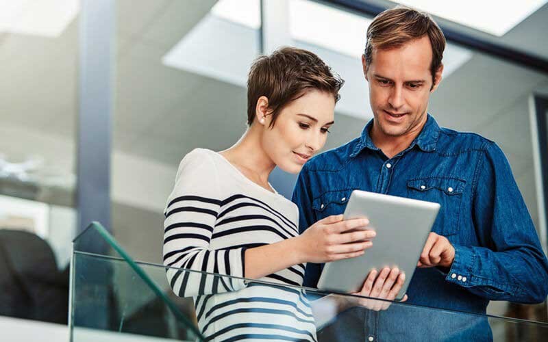 Vrouw en man met tablet in een modern kantoor